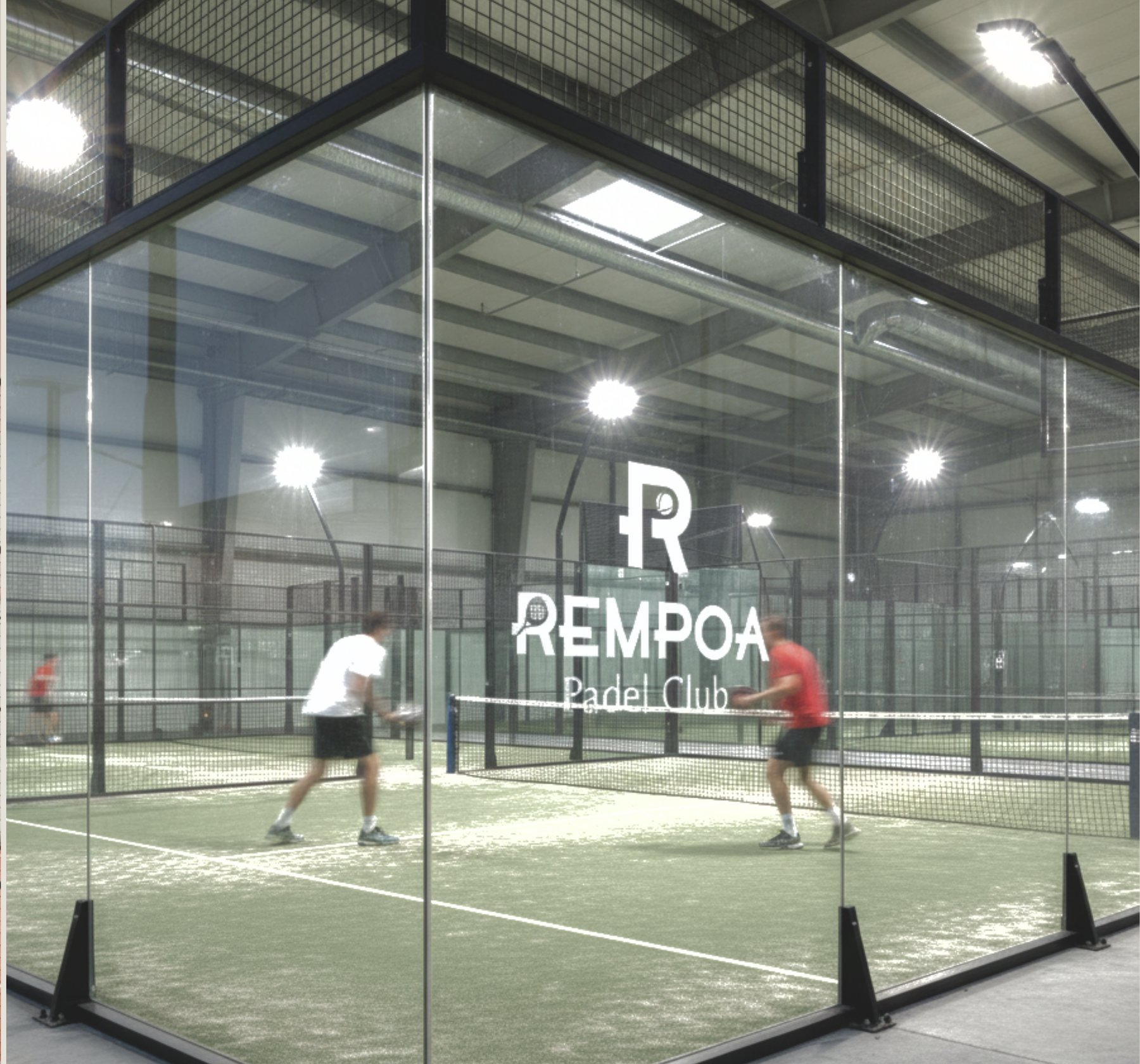 Pertandingan padel di lapangan indoor Rempoa